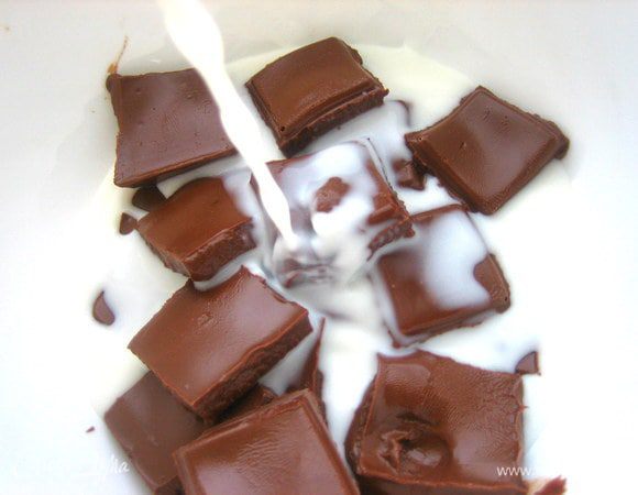 Вливаем в мягкий шоколад молоко (у меня разбавленные сливки). Перемешиваем.