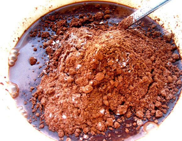 Туда же высыпаем какао с мукой.