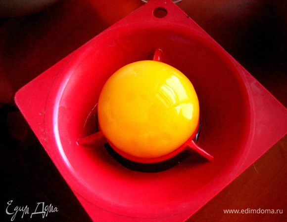 Отделяем желток от белка.