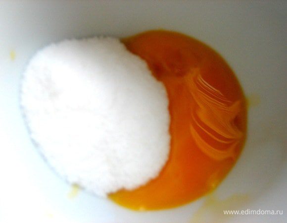 Добавляем в желток 20 г сахара (у меня была сах. пудра).