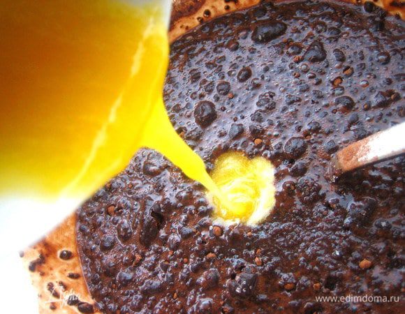 Итак,возвращаемся к шоколадной массе и вливаем в неё желток с сахаром.