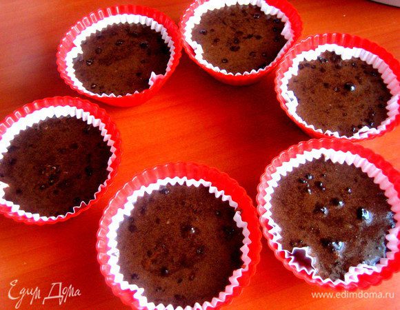 Наполняем негустой шоколадной массой.