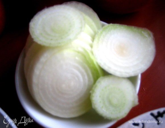 Луковицу нарежем тонкими кольцами.