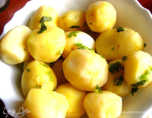 Картофель заранее отвариваем, охлаждаем.