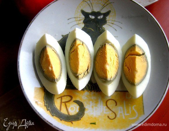 Яйцо разделяем на 4 части. 