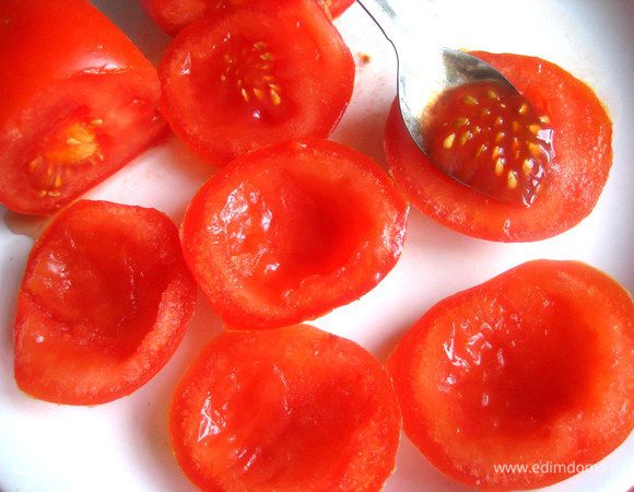 Вынимаем маленькой ложкой содержимое в лепестках.