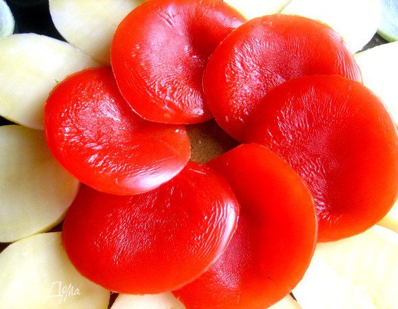 Начинаем сборку закусочного блюда. Раз цветок получился у нас крупный,помещаем его в центр!