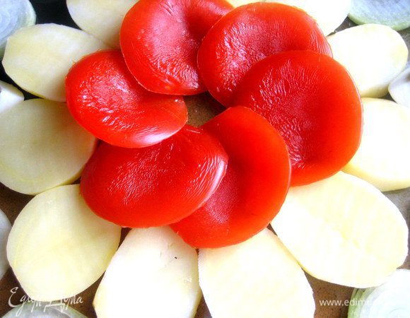 Далее подсовываем под лепестки картофельные дольки.