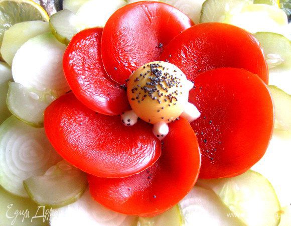 В центр цветка просилась серединка и тут удачно пришла идея с желтком,ведь варёное яйцо ещё одно было! Присыплем желточек маком...