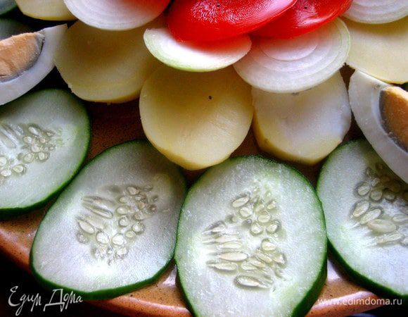 По краю пошли лепестки из огурцов...