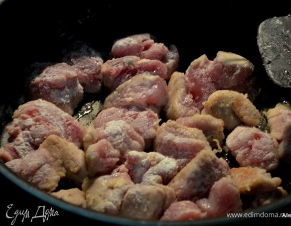 Смешать муку, соль и перец. Добавить кусочки свинины и перемешать.
Сковороду с тяжелым дном разогреть, вылить растит.масло. Как масло "зажурчит" выложить свинину и обжаривать 7-10 мин. Снимем со сковороды и переложим на тарелку.
