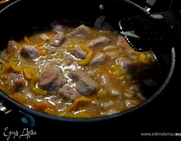 На сковороду выложим порезанный лук среднего размера, мелко порезанный чеснок, сладкий перец очищенный и нашинкованный и орегано (у меня сухой). Затем посолим и поперчим и готовим примерно 5 мин.
Добавим куриный бульон, пиво баночка  500 мл или меньше, коричневый сахар и лавровый лист. Перемешаем. Закроем крышкой. Тушим 90 мин.