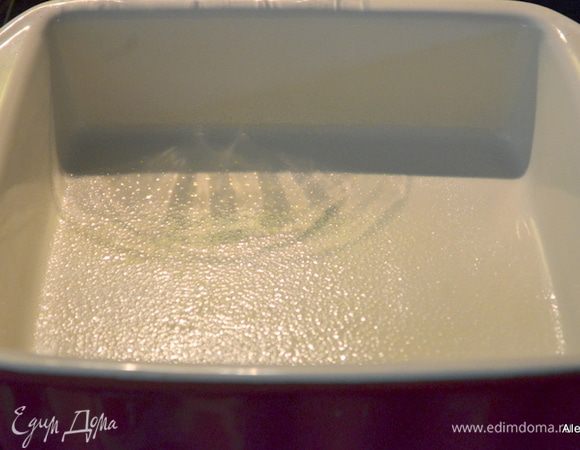 Сбрызнуть квадратную форму 23 см или смазать маслом слегка.