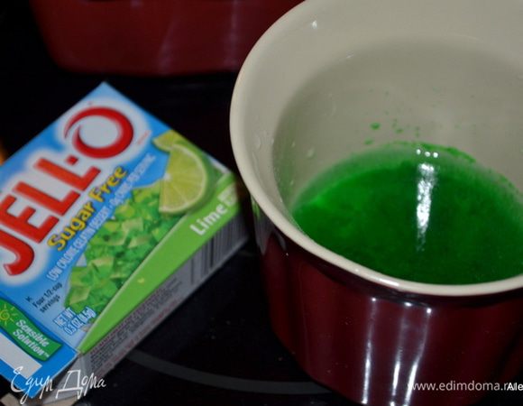 В емкость выложить порошок желатина и,воду и перемешать. Поставить в СВЧ на 1 мин. Перемешать. Если желатин не растворился,то вернуть на 20 секунд в СВЧ.