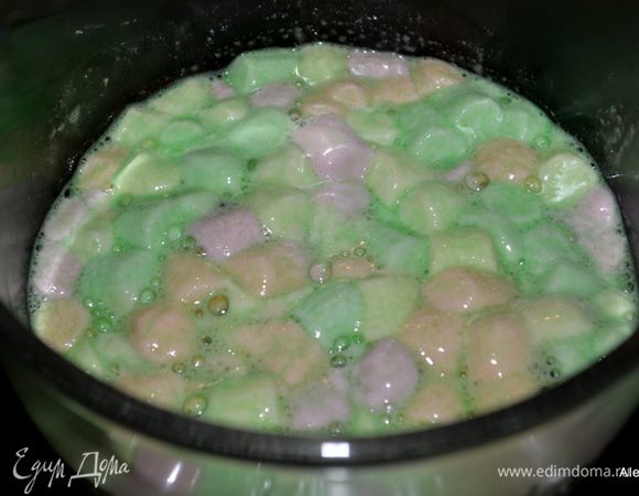 Добавить маршмэллоу и вернуть в СВЧ на 20-40 сек. или как начнет надуваться.
Затем быстро перемешать.