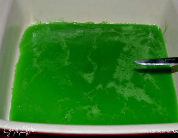 Вылить в приготовленную форму. Поставить в холодильник примерно на час. Желе должно застыть заметно.