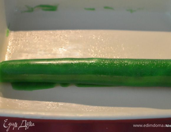 Готовое желе провести по краям ножом. Подхватить уголок и пальчиками скручивать в рулет. Если желе хорошо схватилось оно не поломается.