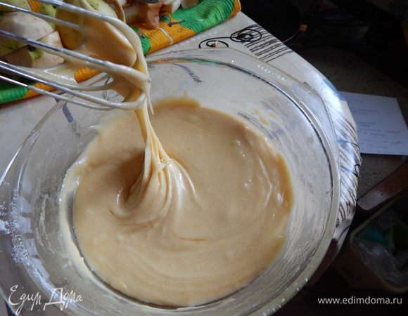 Перемешать муку, разрыхлитель; растопить масло и смешать с яичной массой; консистенция теста - гуще блинного;