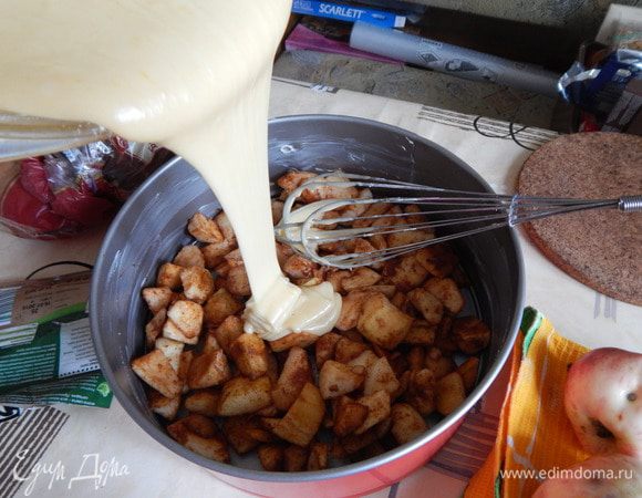 Порезать яблоки и перемешать с корицей (можно с сахаром — на ваше усмотрение), выложить на дно промасленной формы, вылить тесто;