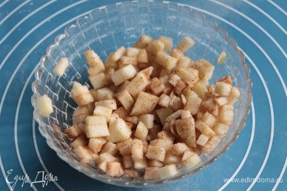 Яблоки очистите от шкурок,порежьте на мелкие кусочки,добавьте сахар и корицу