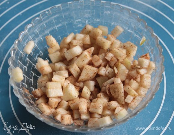 Яблоки очистите от шкурок,порежьте на мелкие кусочки,добавьте сахар и корицу