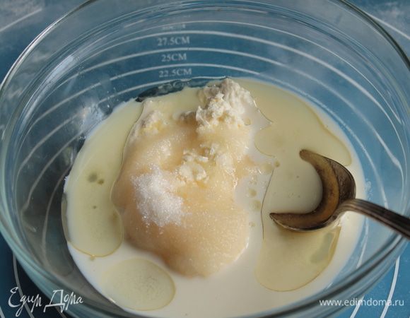 взбейте до однородного состояния творог, молоко, растительное масло, ванилин и сахар