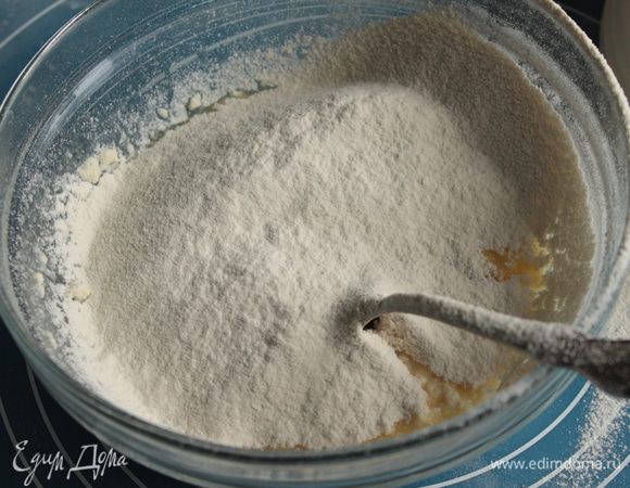 просейте муку с разрыхлителем
