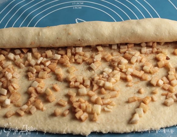 Тесто раскатайте в прямоугольник толщиной  , равномерно распределите  начинку и сверните в рулет. 