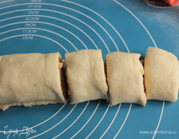Разрежьте на кусочки длиной примерно  4 см  и выложите их в форму.Между ними должно останется свободное место,  при выпекании оно заполнится.
