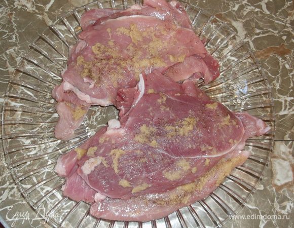 Тонко отбитые филейки (я не отбивала, они у меня тонко порезанны) смазываем горчицей (у меня моя яблочная, есть в моих рецептах, поскольку я её не взбивала в блендере, а размяла яблочки вилкой, попадаются манюсенькие кусочки яблока, что вкус совсем не портит) солим перчим, если есть время можно оставить на час-полчасика помариноваться