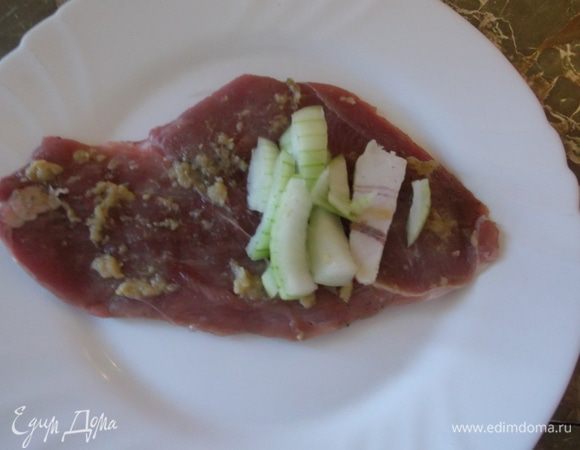 Затем на каждый кусочек выкладывам шпик и лук (можно чеснок), кстати на мой вариант, две головки лука больше чем нужно, но это на ваше усмотрение