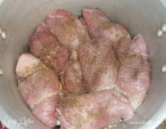 Закручиваем в рулетики, связываем ниткой или зубочистками,и складываем в кастрюлю, я присыпаю перчиком, хмели-сунели и чуть соли, заливаем водой и ставим тушиться где то на час, я готовлю в скороварке поэтому на 35-40 минут (так же можно в мультиварке), под рулетики кинула несколько картофелин,они напитаются их мясным соком. будет вкусняшка!