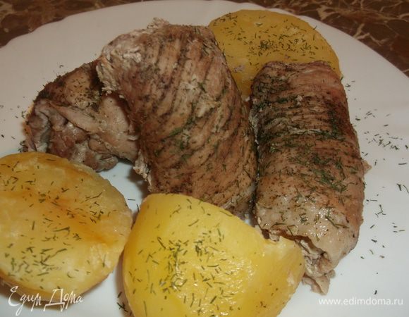 По рецепту в в конце надо добавить крахмал, я не добавляю, вытаскиваю готовые крученики и картофель и немного загущаю "майзеной" это у нас продается такой специальный загуститель соусов (может в России есть что-то подобное). Аккуратненько всыпаешь помешивая - и никогда никаких комочков...я с ним и бешамель делаю,быстро и удобно, в молоко и сливки почти закипающие добавляю мускатный орех, тонкой струйкой всыпаю майзену, помешиваю и через несколько минут бешамель готов. Извините за лирическое отступление, рулетики готовы можно трапезничать:)