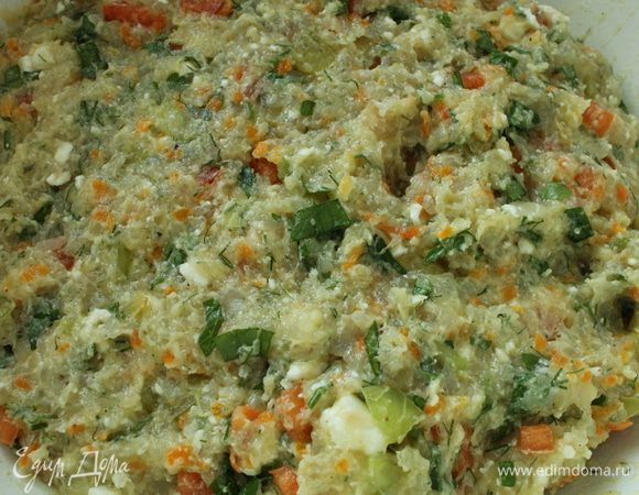 Фарш хорошо перемешать, накрыть крышкой и поставить в холодильник