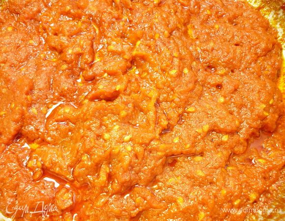 Приготовим соус: репчатый лук нарезать мелким кубиком,томаты разрезать пополам и натереть на крупной терке (без кожицы). Нагреть сковороду на небольшом огне, налить растительное масло, выкладываем нарезанный лук и обжарим его до прозрачности (2-3 минуты), добавить натертые томаты, перемешать и тушить минут 10-15 (жидкость должна испариться примерно на половину), добавить хмели-сунели. Сметану смешать с холодной кипяченой водой и добавить к томатной смеси,добавить сметану, соль и сахар по вкусу и прогреть 1-2 минуты. (забыла сфотографировать после добавления сметаны)