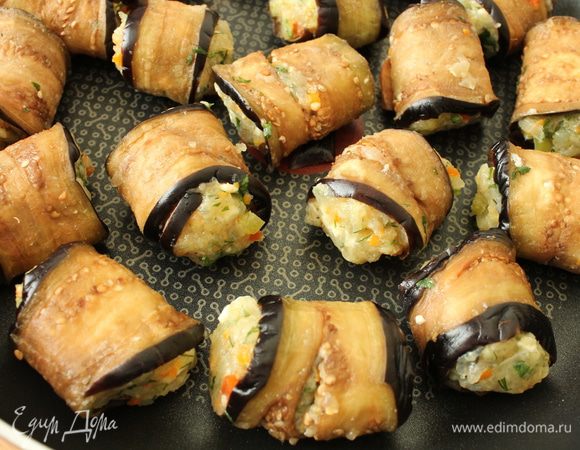 Теперь есть два способа приготовить это блюдо: можно запечь в духовке,а можно приготовить в сковороде на плите. У нас очень жарко и поэтому я готовила на плите. Рулетики выкладываем в сковороду (форму для запекания)