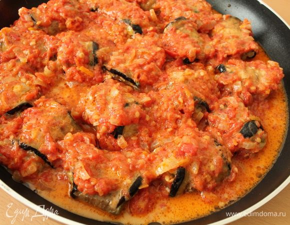 Равномерно распределяем соус. Накрыть крышкой и тушить на медленном огне 30-35 минут с момента закипания жидкости. Если соус сильно загустеет, добавьте немного кипятка.