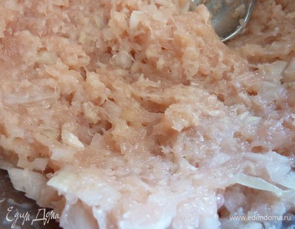 Смешать для фрикаделек: фарш, сухари, чеснок, лук и соль. .