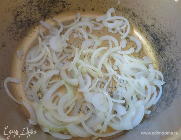 Обжарить лук в кастрюлю 7 минут. Влить кокосовое молоко, добавить горох и морковь, приправить и перемешать. Доведите до кипения и варить 15 минут.