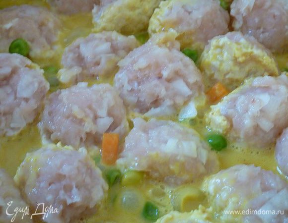 Сформировать фрикадельки  и уложить плотно в кипящий соус. Варить около 45 минут на слабом огне.
