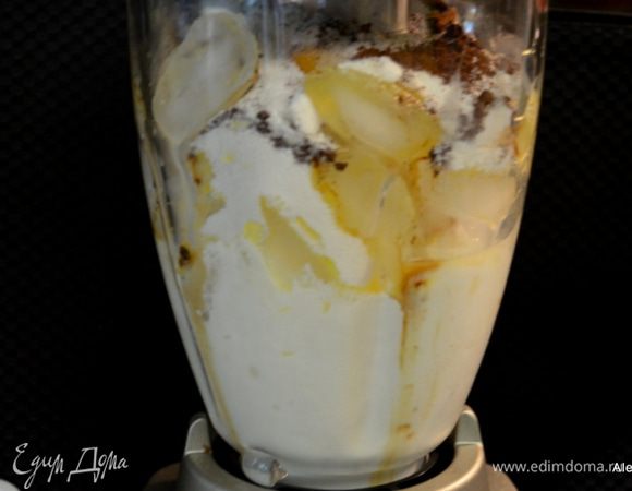 Перелить в блендер, добавить замороженные сливки, кофе и ванильный пудинг. Взбить на высокой скорости до гладкого состояния.