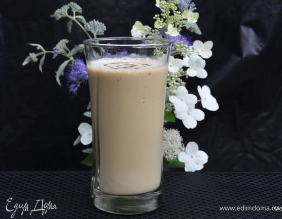 Подаем в высоких стаканах немедленно. Сверху можно полить тонкой струйкой шоколада.  Приятного аппетита и теплого августа.