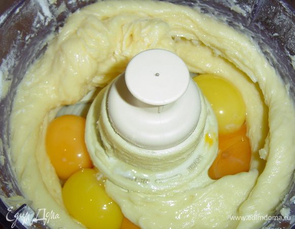 Размягченное сливочное масло взбиваем с сахарной пудрой, а затем добавляем желтки и еще раз взбиваем до однородности.