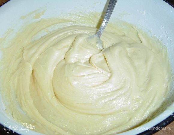 Просеиваем муку и разрыхлитель, добавляем сливочно-медовую массу и хорошенько перемешиваем.