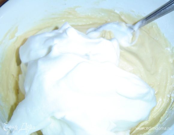 Отдельно взбиваем белки с лимонным соком до устойчивых пиков и аккуратно соединяем с тестом.