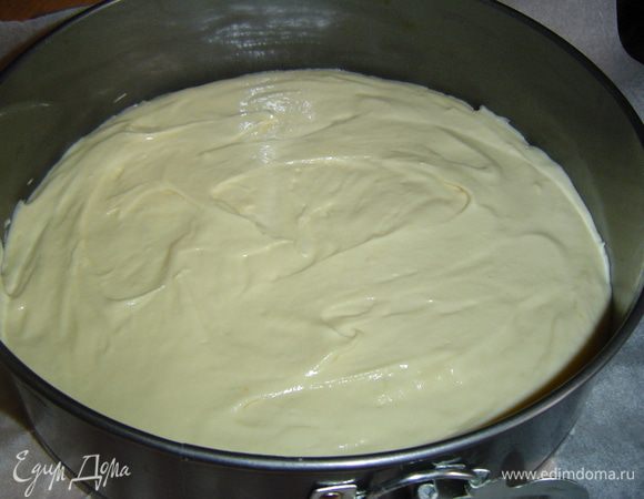 Тесто выкладываем в форму,