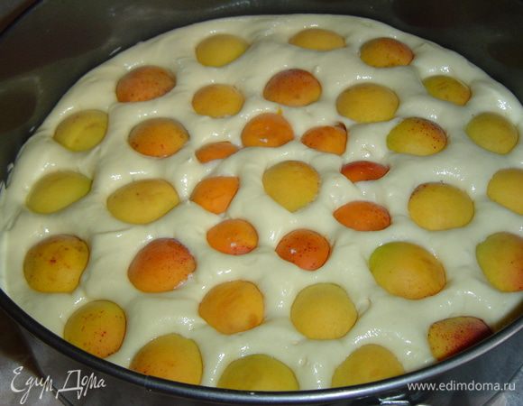 абрикосы моем, просушиваем, делим на половинки, удаляем косточки, а затем выкладываем на тесто и немного прижимаем.