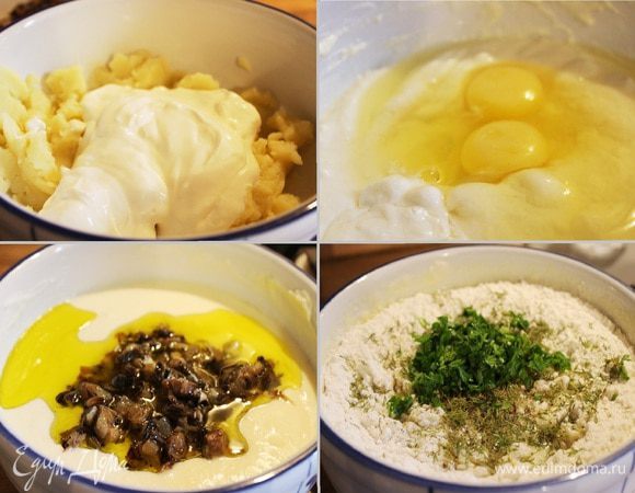 Картофель отварить в подсоленной воде и размять в пюре с добавлением небольшого количества отвара. Грибы и лук нарезать и обжарить. Пюре смешать со сметаной, а затем и яйцами. Добавить грибную обжарку. Посолить и поперчить. Муку смешать с разрыхлителем и добавить в жидкую смесь вместе с травой. Хорошо размешать.