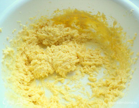 Мягкое масло растереть с сахарной пудрой, желтком и сметаной.
