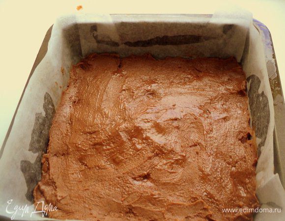 Муку смешать с разрыхлителем теста и какао и добавить к яично-масляной массе, хорошо перемешать. Дно и бока формы размером 20х20 см выложить бумагой для выпечки, смазать маслом и выложить тесто.